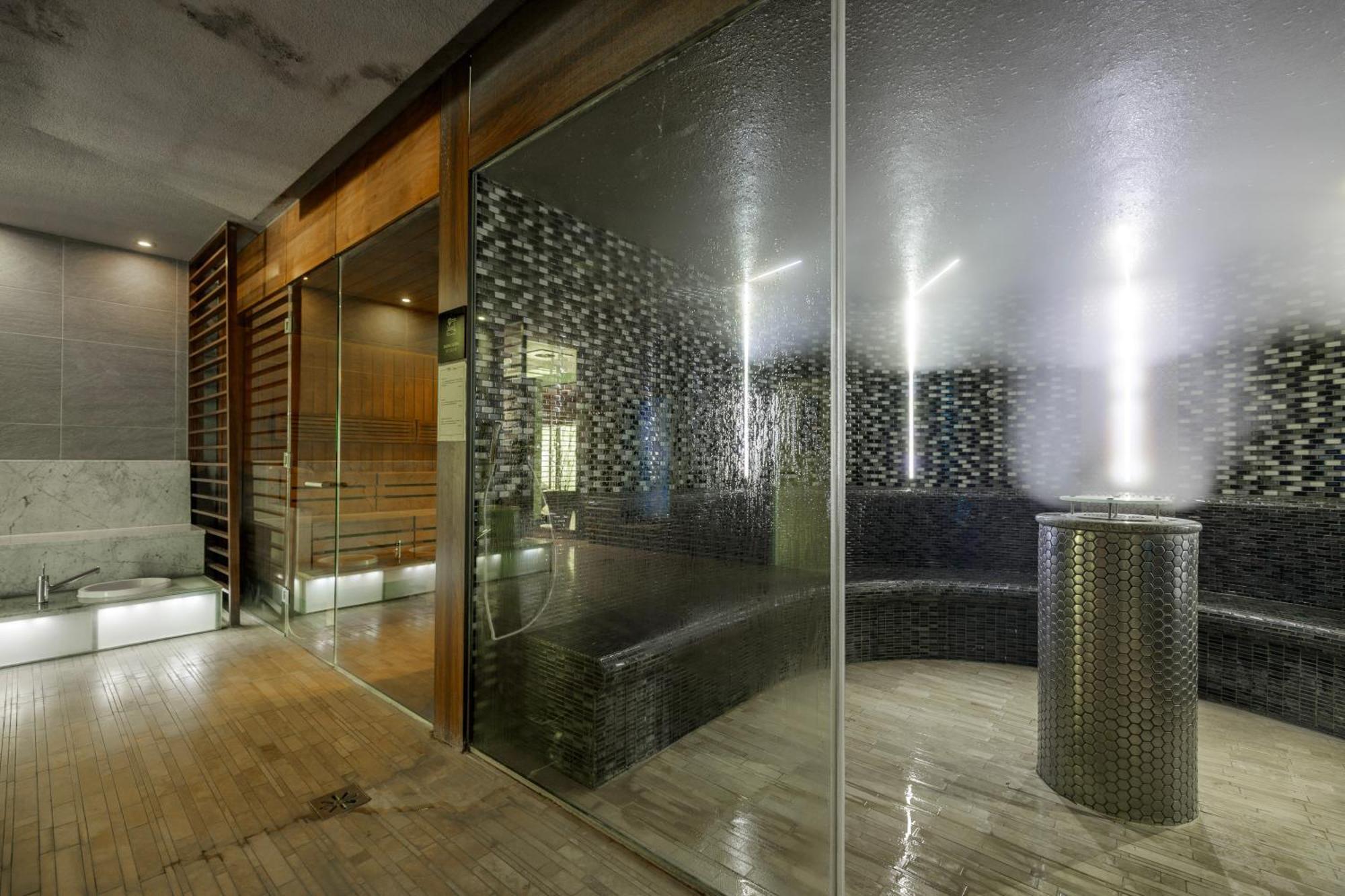 Marine Hotel By Zdrojowa Колобжег Экстерьер фото A modern steam room