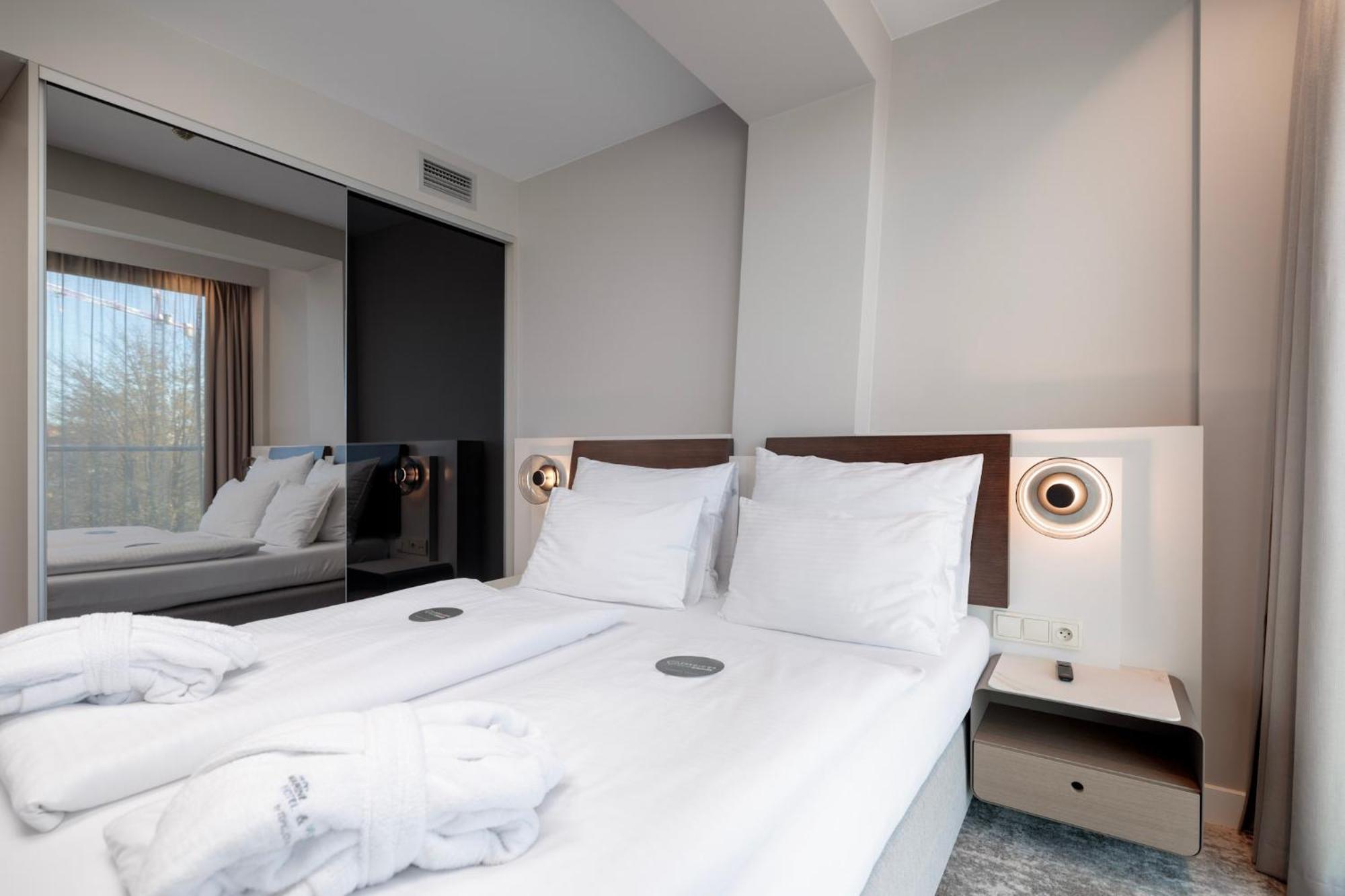 Marine Hotel By Zdrojowa Колобжег Экстерьер фото A bedroom at the hotel