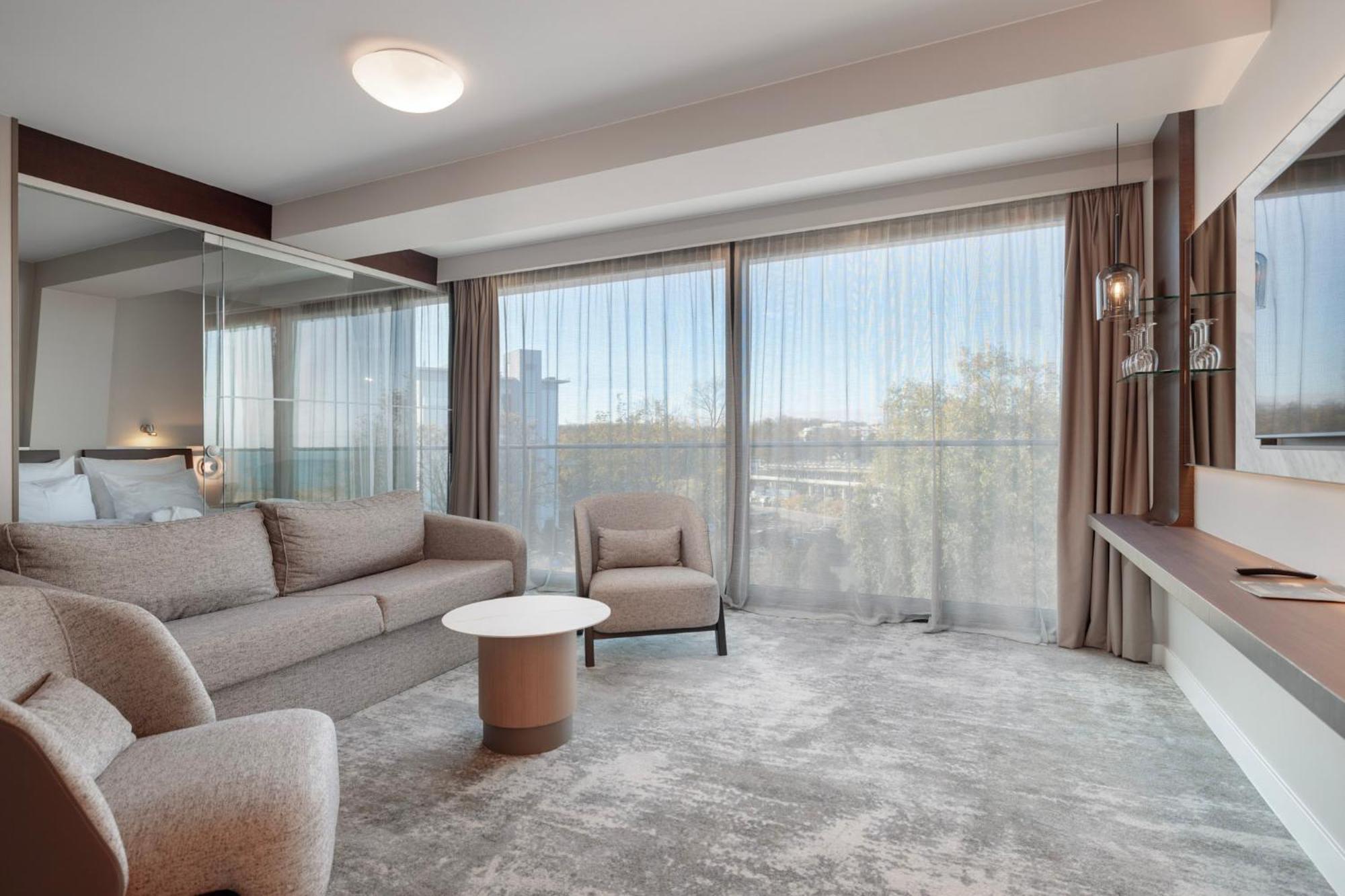 Marine Hotel By Zdrojowa Колобжег Экстерьер фото A suite at the hotel