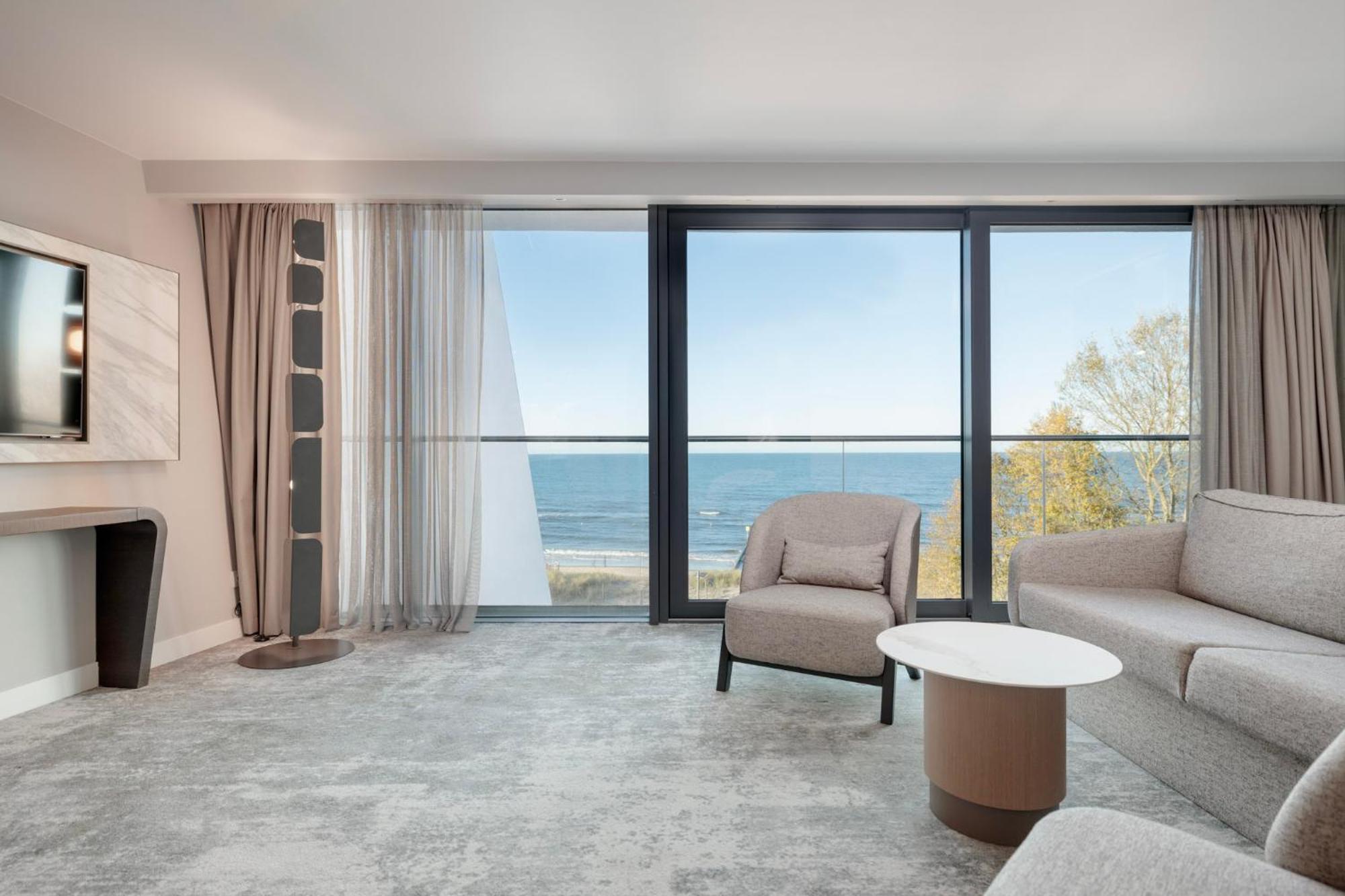 Marine Hotel By Zdrojowa Колобжег Экстерьер фото A suite at the hotel